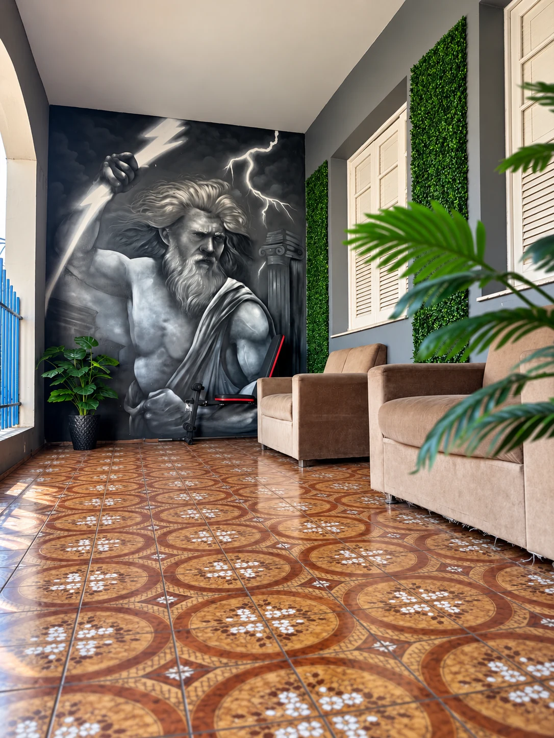 Recepção do JR Tatuagem em Belo Horizonte com mural artístico e poltronas