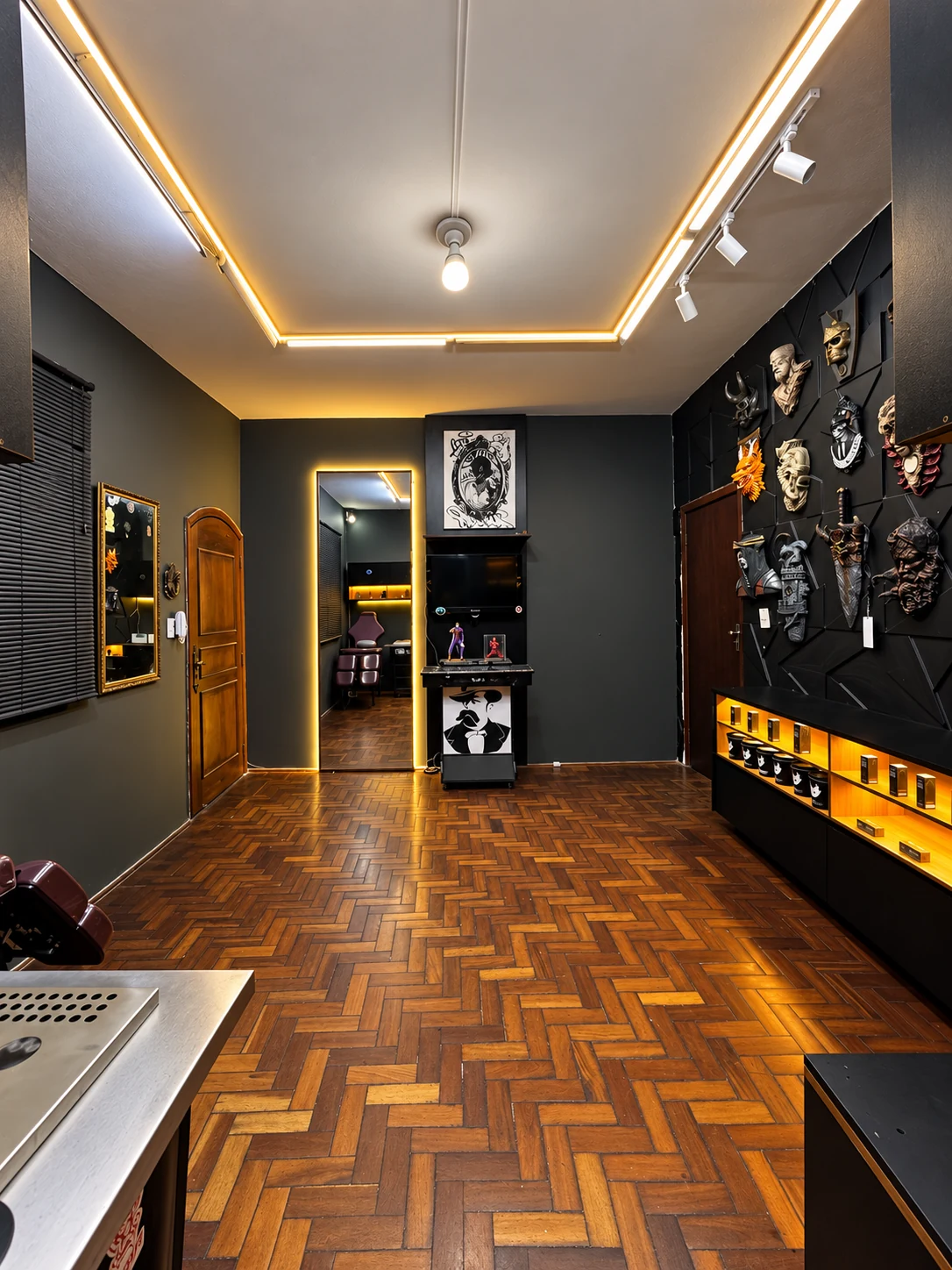 Sala principal de tatuagem com parede de máscaras e iluminação quente