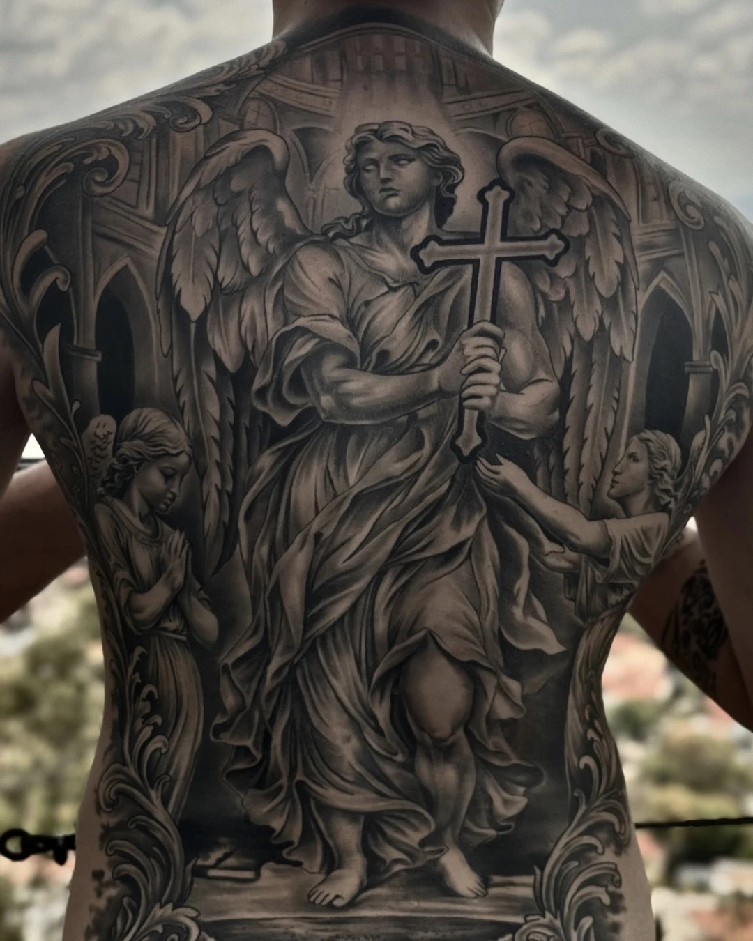 Fechamento de costas com anjo e composição religiosa