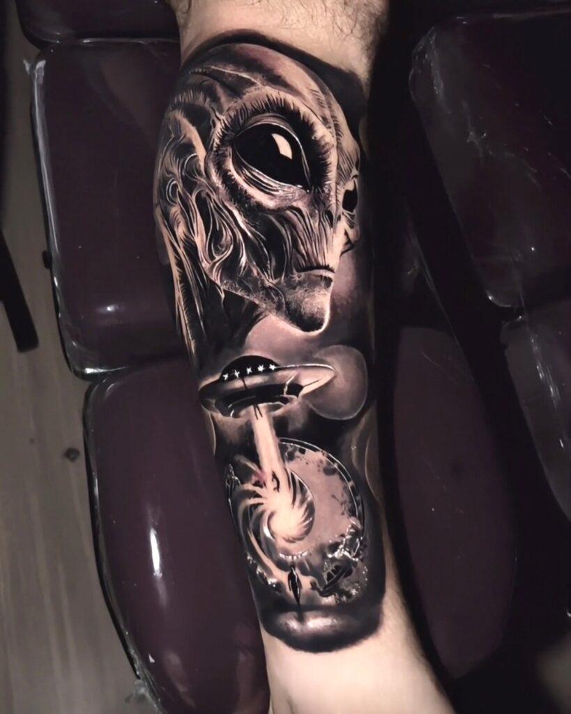 Detalhe de tatuagem em preto e cinza para avaliação individual
