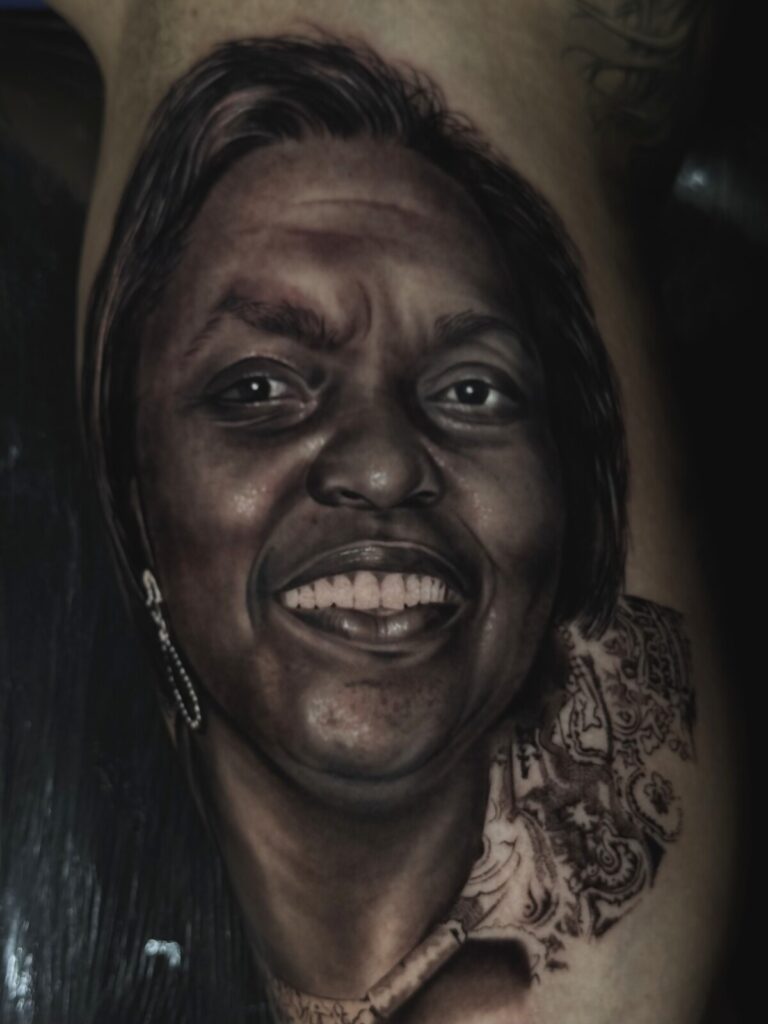 Retrato feminino em tatuagem preto e cinza