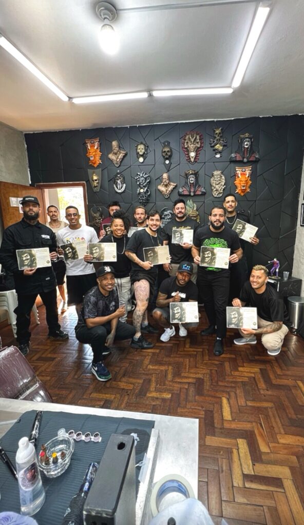 Participantes de uma mentoria presencial para tatuadores
